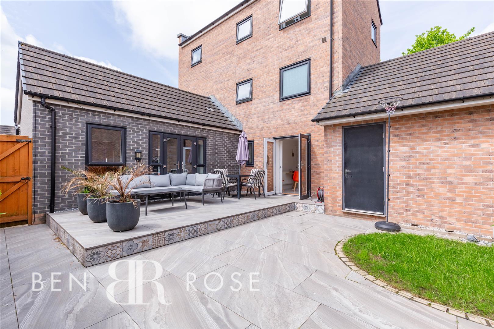 4 bed property in Greenfinch Avenue, Preston